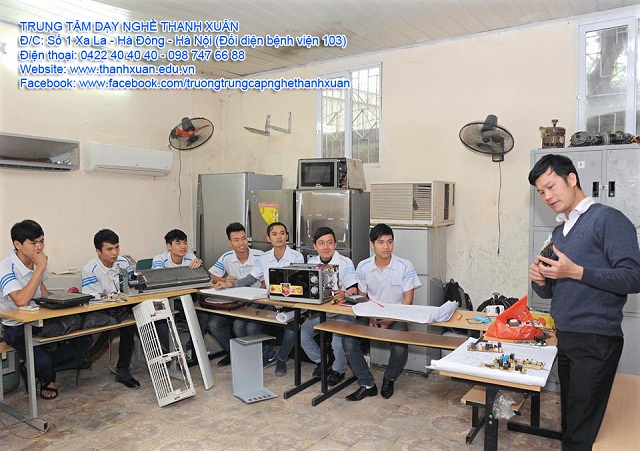 Lớp học sửa chữa điện dân dụng tại trung tâm dạy nghề Thanh Xuân