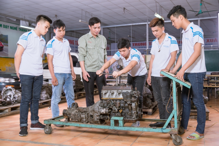 Lớp học nghề sửa chữa ô tô