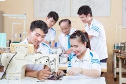 LẮP DẢI CHỈ TRÊN CỦA MÁY TRẦN ĐÈ 3 KIM 5 CHỈ