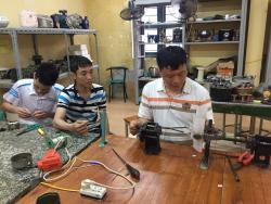 KỸ thuật điện và công nhân vận hành máy